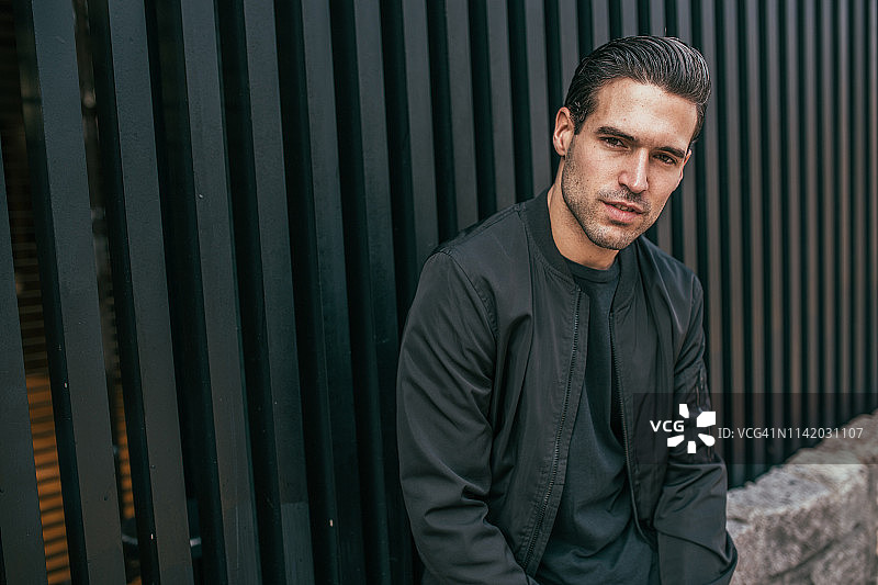 有魅力的年轻男人像图片素材