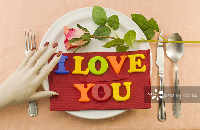 爱心晚餐桌布餐桌布置图片素材