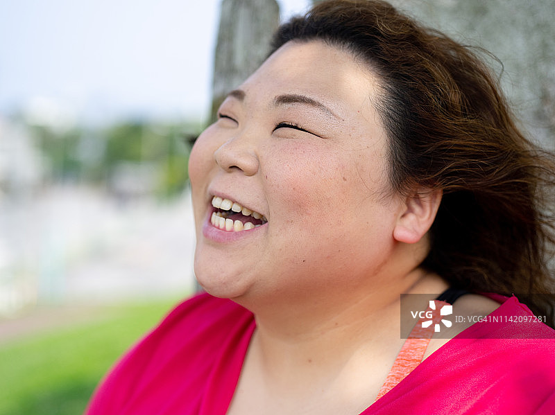 女人在公园里训练。图片素材