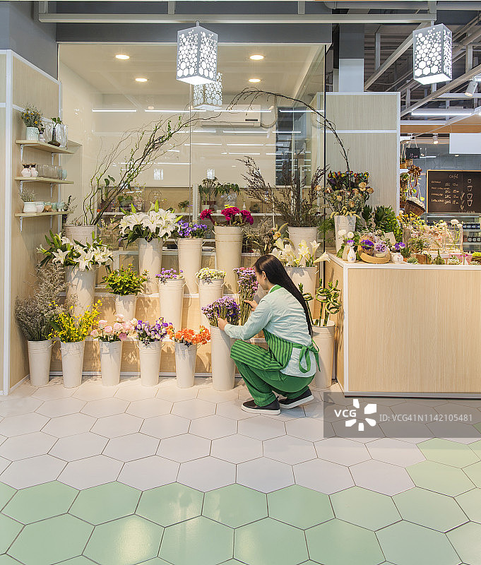 花艺师在超市整理花束图片素材
