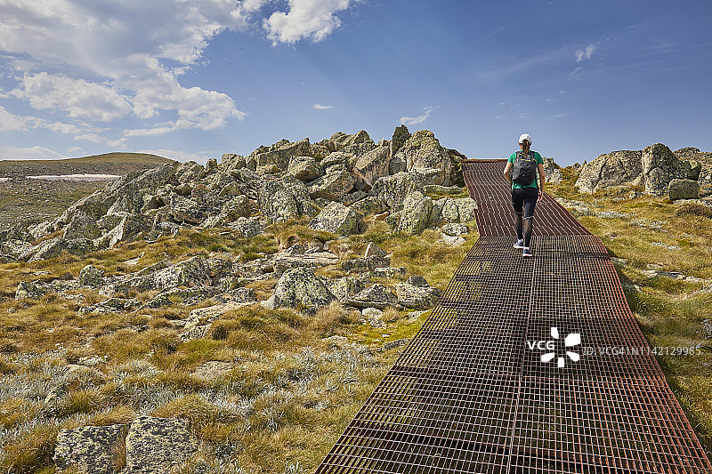 女人在科修斯科国家公园的田园山景中徒步或行走图片素材