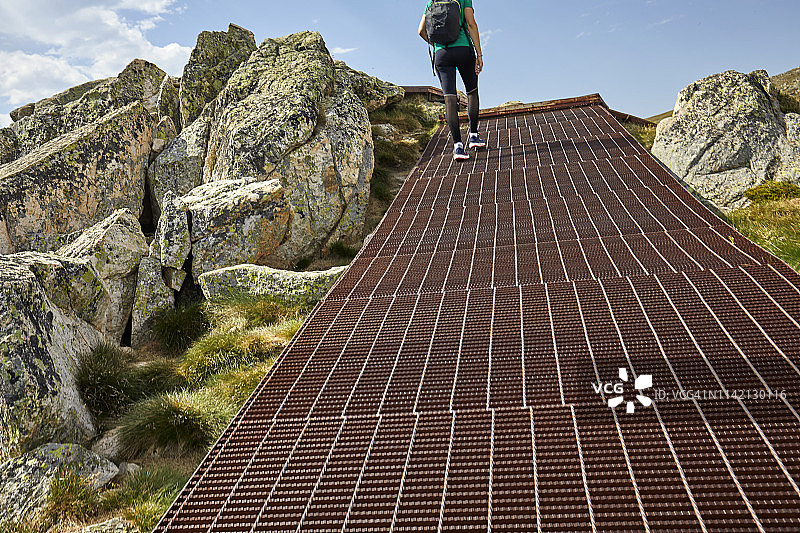 在澳大利亚科希丘什科国家公园山间步道上徒步的女人图片素材