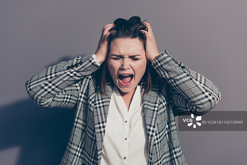 抱头尖叫的办公室职员特写图片素材