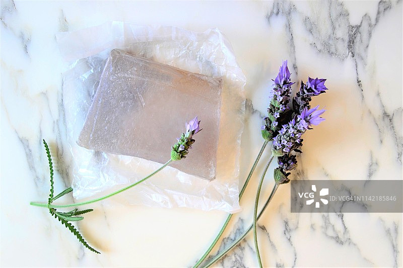 大理石背景上的芳香肥皂图片素材