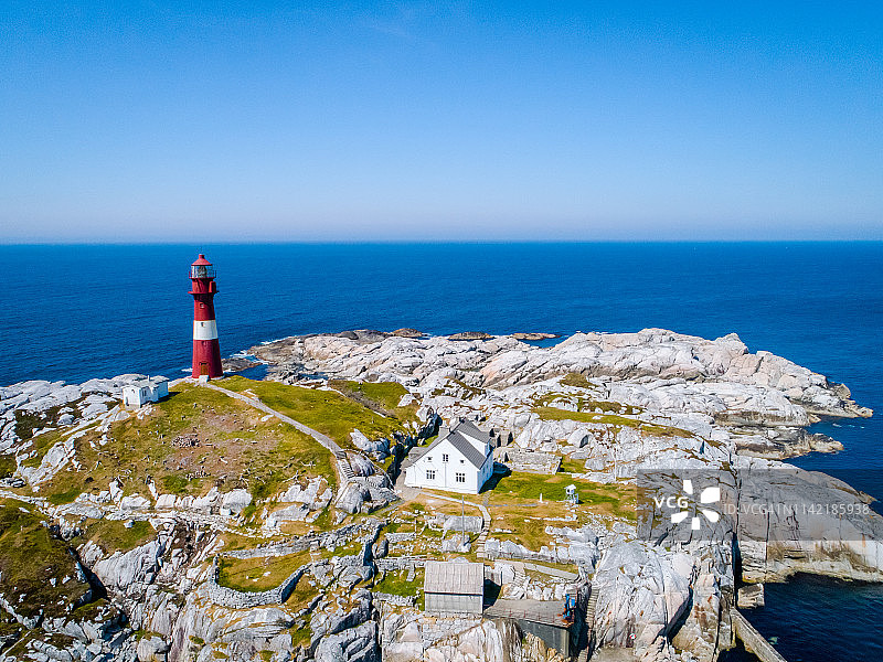 多岩石的灯塔礁图片素材