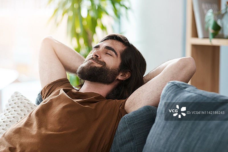 他正在放松图片素材