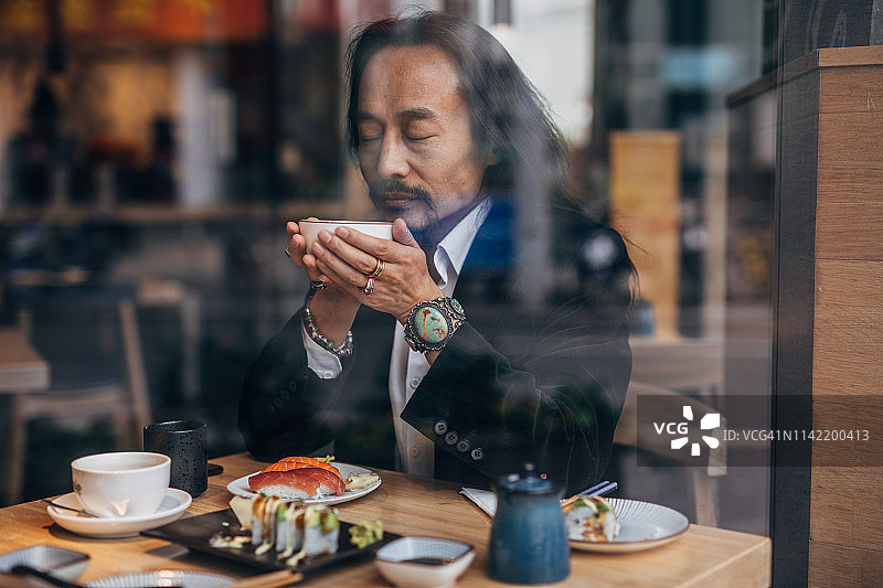 在餐厅享用午餐的中国男人图片素材