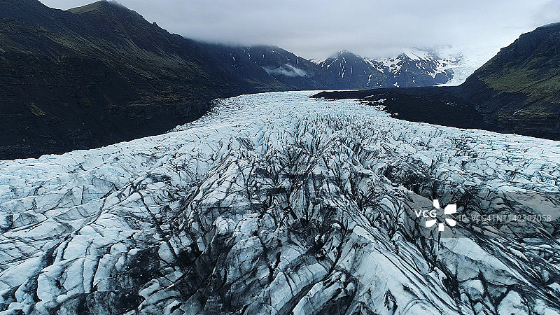 有裂缝的冰川末端航拍图片素材
