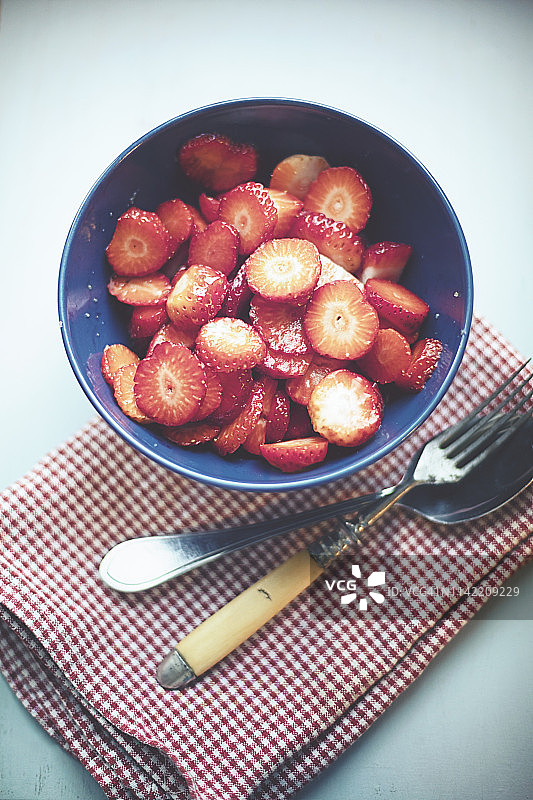 碗里的新鲜草莓图片素材