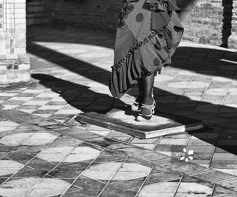 在西班牙塞维利亚街头跳踢踏舞的女子（弗拉门戈舞者）下半身视角图片素材