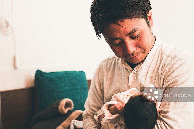 在医院里的日本新生婴儿图片素材