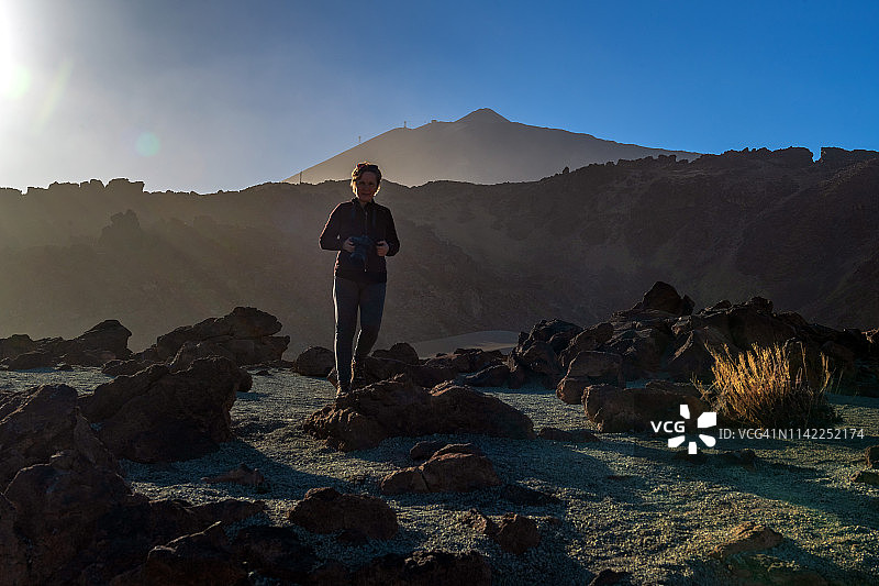 在西班牙特内里费岛，中年妇女在泰德火山下拍摄道路图片素材