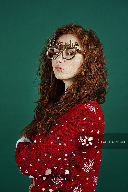 圣诞节时失望和悲伤的女孩（波兰德比察）图片素材