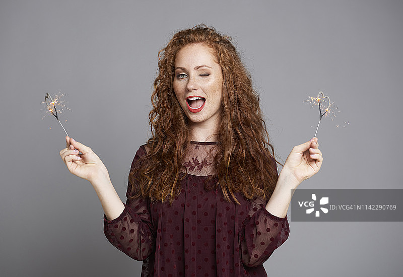 女子手持心形烟花图片素材