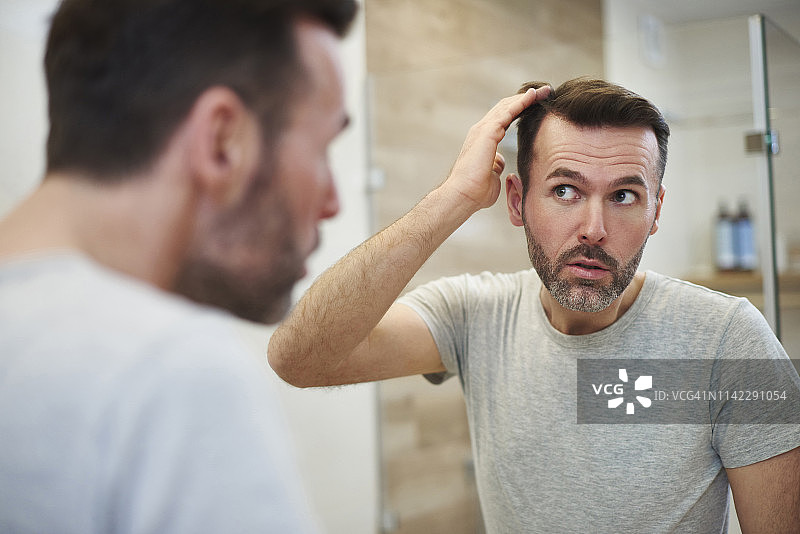 中年男人担心脱发图片素材