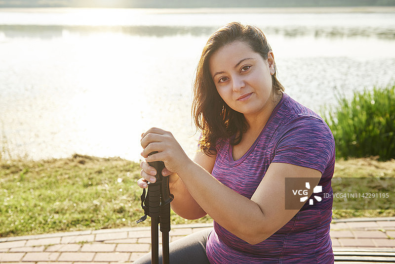 在波兰热舒夫呼吸新鲜空气的运动员肖像图片素材