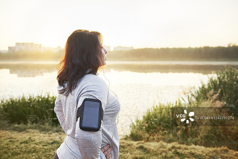 女人在努力锻炼后休息，欣赏风景图片素材