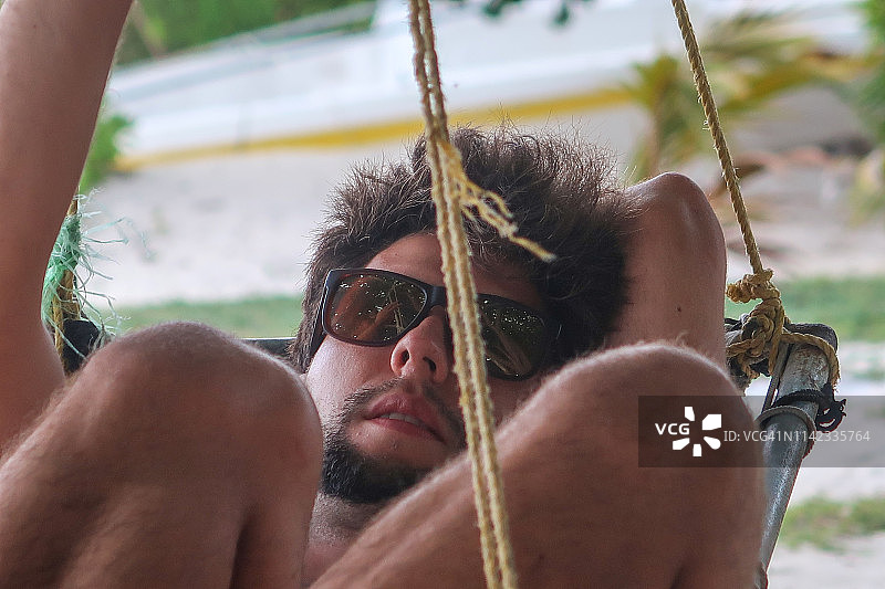 在吊床上放松身心图片素材