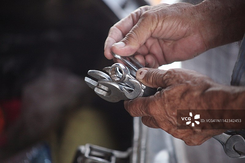 带着工具的男人图片素材