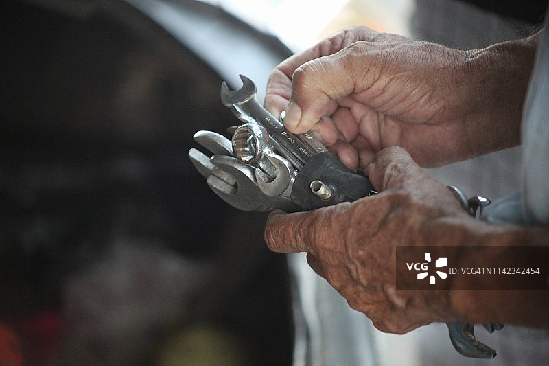 带着工具的男人图片素材