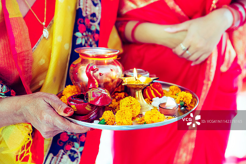 年长的女人在托盘上拿着印度教祈祷物品图片素材