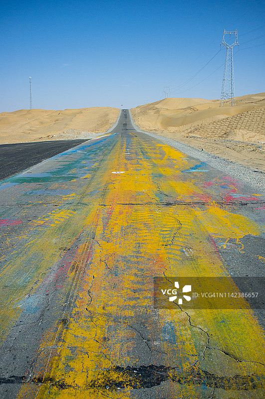 通往远方的沙漠公路，中国新疆图片素材