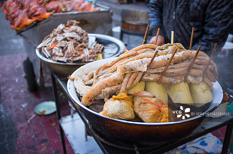 在乌鲁木齐街头出售的煮熟的羊肉图片素材