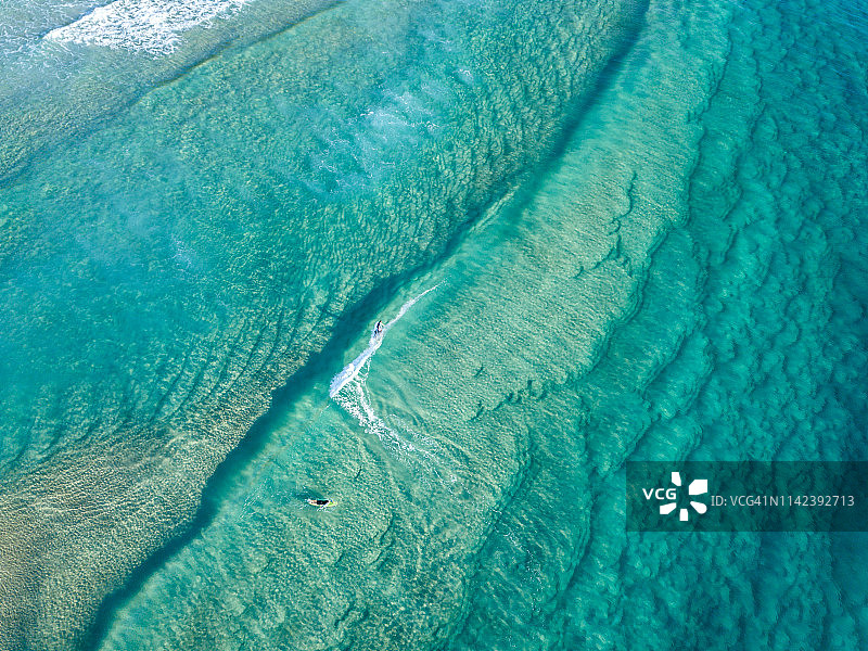 冲浪者的清澈海水鸟瞰图图片素材