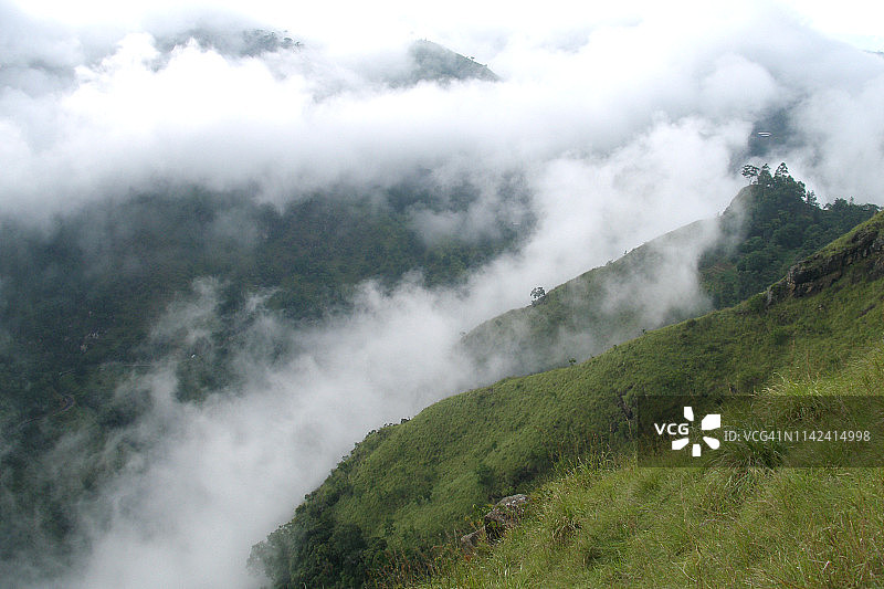 斯里兰卡中部山区引人注目的云层覆盖图片素材