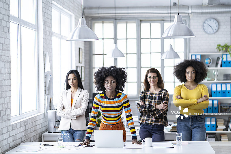 女子团队合影图片素材