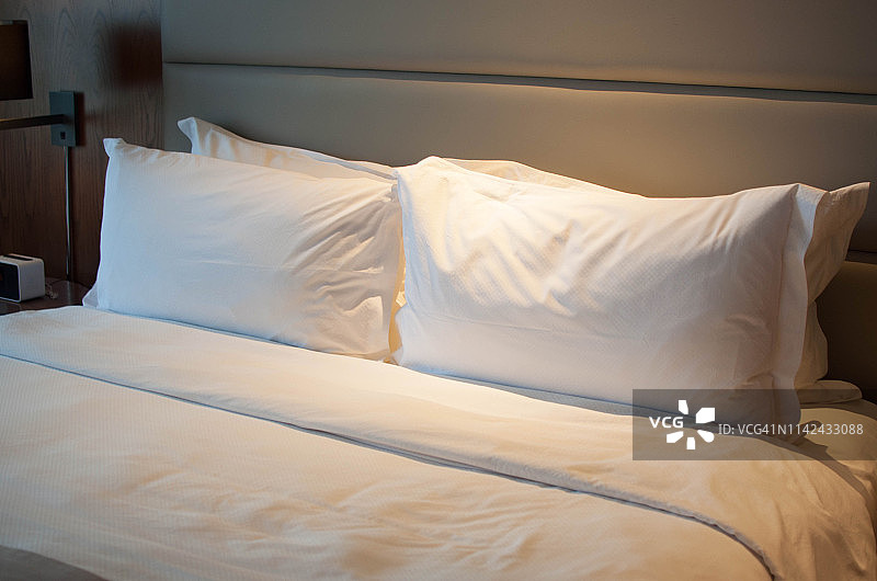 酒店床和枕头图片素材