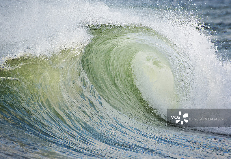 长岛琼斯海滩美丽的阳光桶浪图片素材