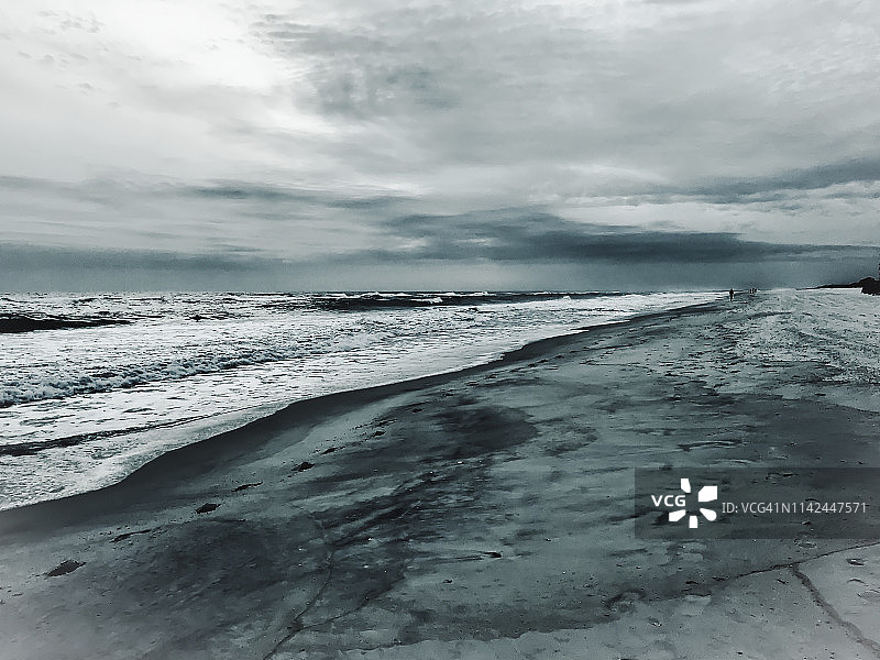 风暴后的海滩图片素材