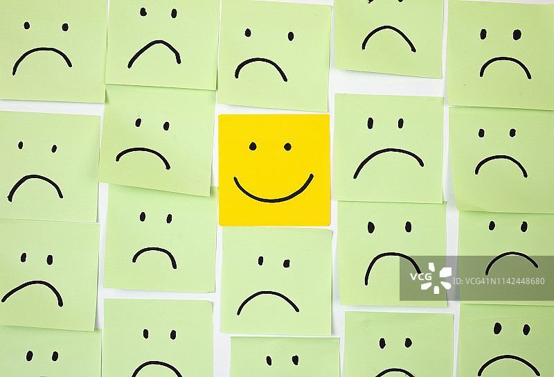 便利贴上的悲伤表情，其中一个是快乐的图片素材