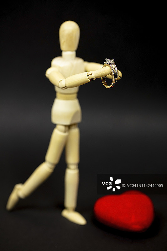 拿着粉色心形的人体模型图片素材