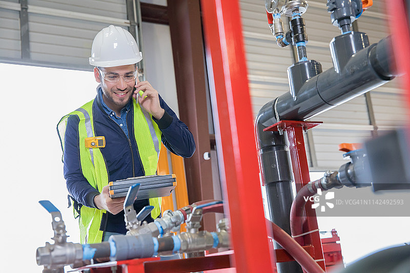 工程师在油气作业设备上工作图片素材