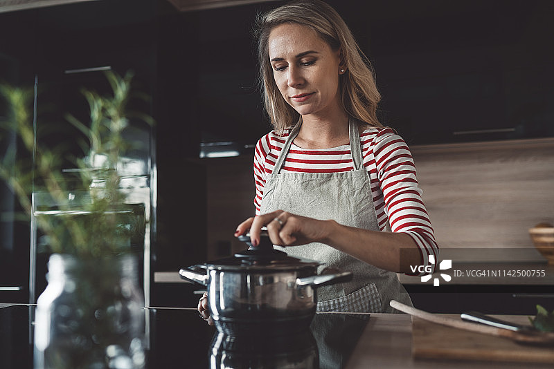 美食博主在现代厨房做午餐图片素材