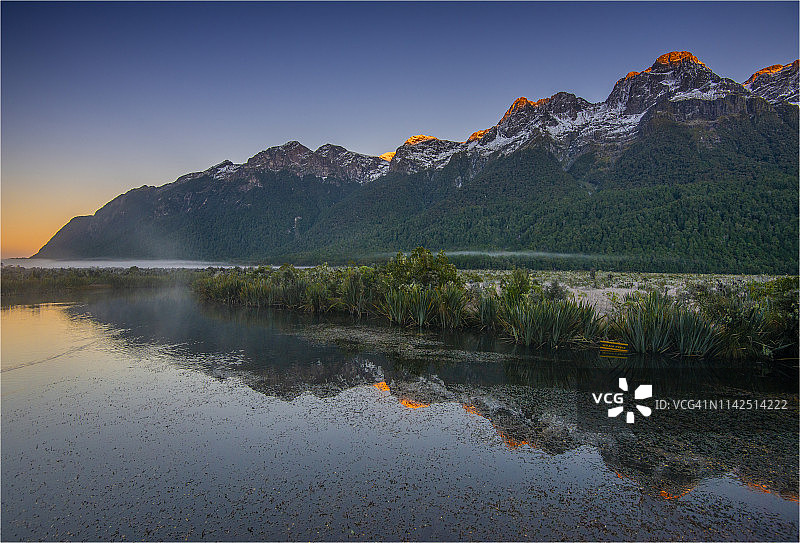 新西兰埃格林顿山谷镜湖的秋日黎明图片素材