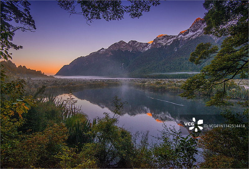新西兰埃格林顿山谷镜湖的秋日黎明图片素材
