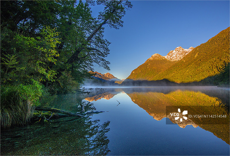 新西兰南岛埃格林顿山谷冈恩湖的黎明图片素材