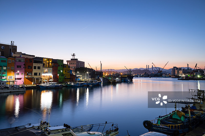 陈品渔港风光：海岸边的彩色老房子图片素材