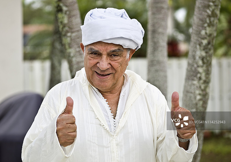 快乐的老年穆斯林男人图片素材