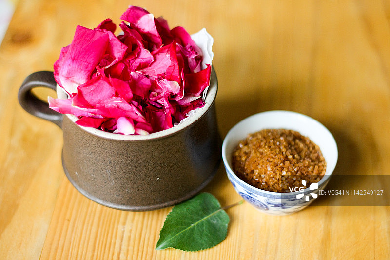 玫瑰果酱Gul Qand，含新鲜玫瑰花瓣和有机红糖图片素材