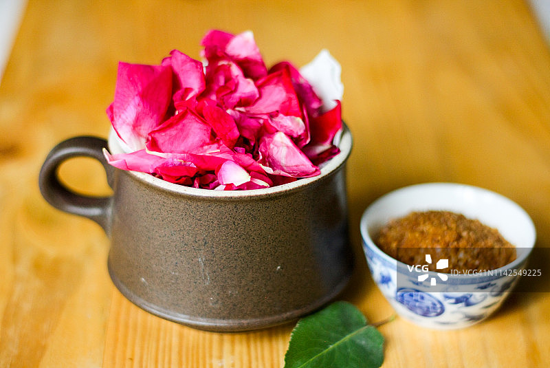 玫瑰果酱Gul Qand，含新鲜玫瑰花瓣和有机红糖图片素材