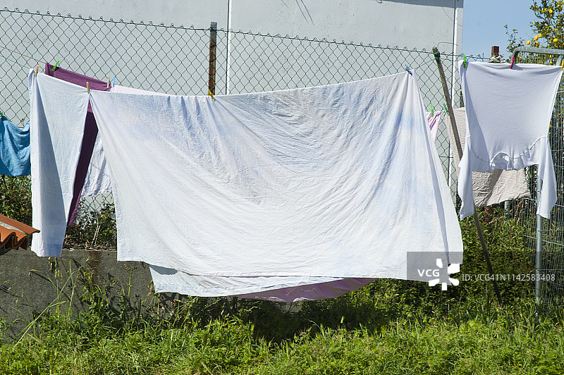 晾衣绳上悬挂的衣服图片素材
