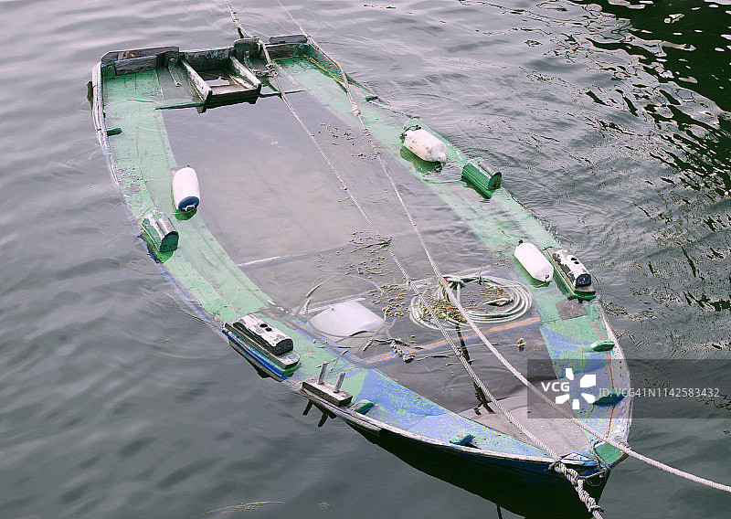 被风暴摧毁的船只（沉船）图片素材