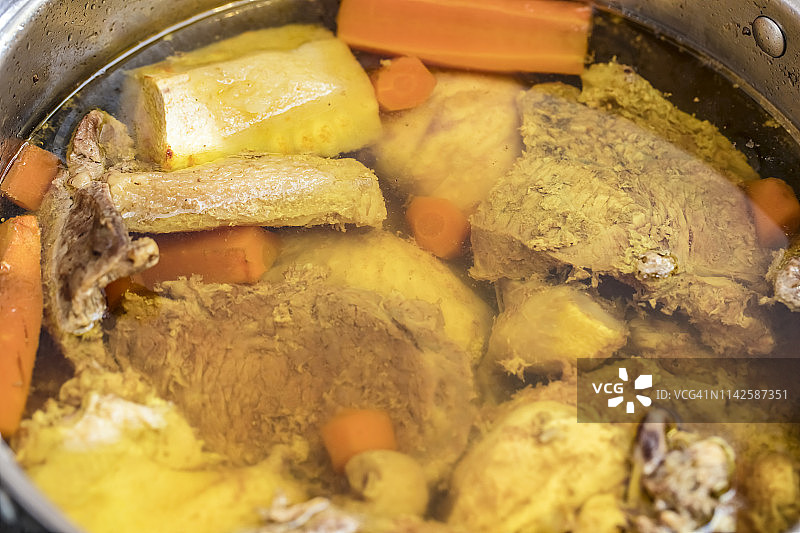 锅中蔬菜高汤图片素材