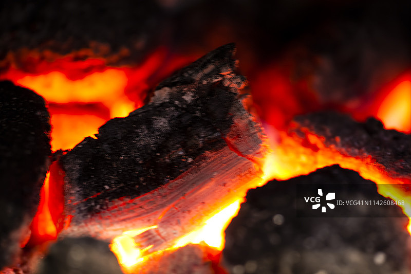 爱尔兰传统乡村小屋内的炉火图片素材