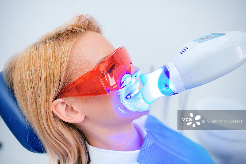 牙医进行牙齿美白图片素材