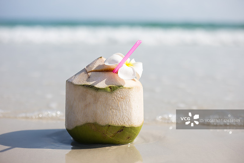 海滩上的新鲜椰子图片素材